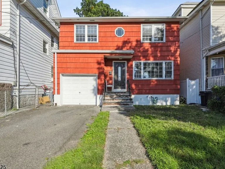 737 Linden Ave — Photo 1