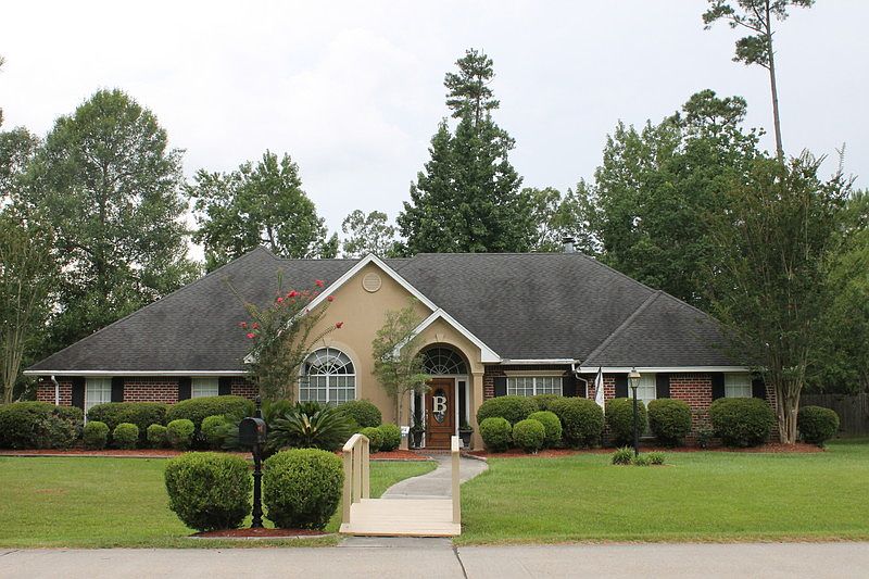 Close to Hwy 1088 entrance & short walk to neighborhood pool & recreation area