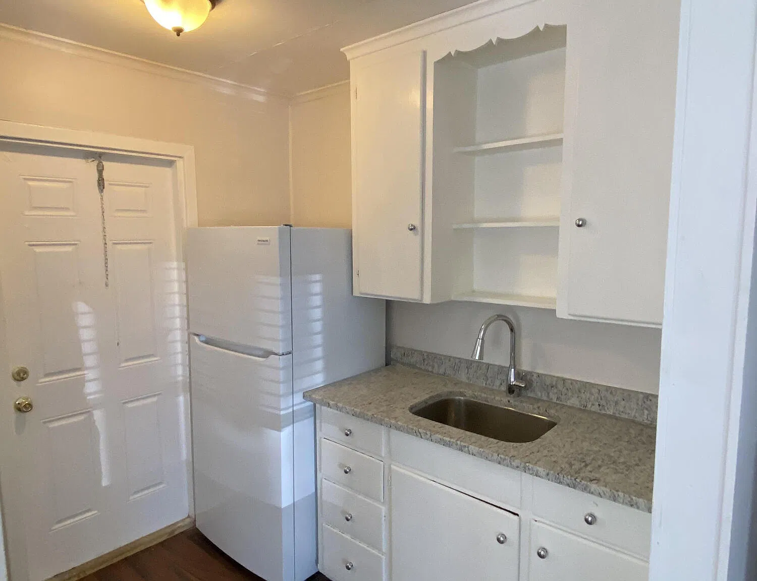 3 bed, 1.0 bath, 786 sqft, $2,100 — Photo 4