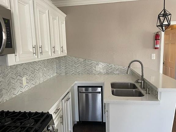 5th image of 3434 Southmore Blvd #1