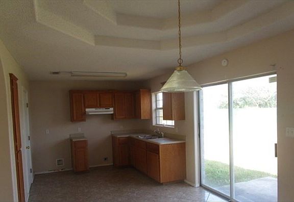 3rd image of 1005 E Nell Pool Dr