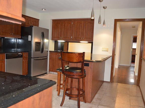 4th image of 87 Christian Ave #1