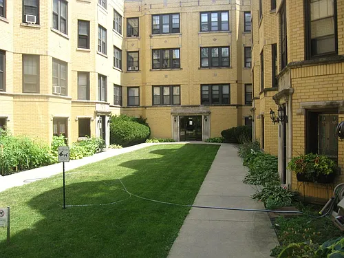 3819 N Greenview Ave #2 Photo 1