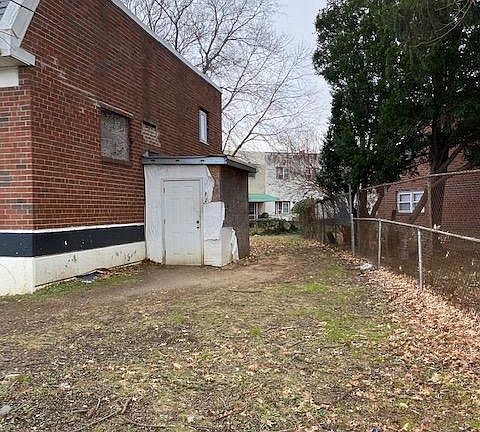 3rd image of 1082 Lakeshore Dr
