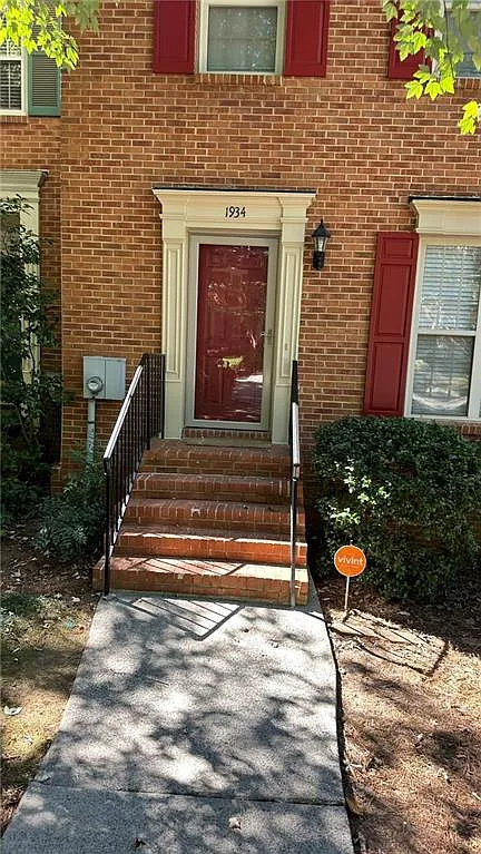3 bed, 3.5 bath, 2020 sqft, $2,400 — Photo 3