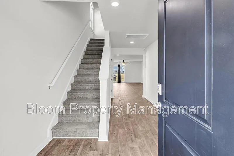 5 bed, 3.0 bath, 2361 sqft, $2,400 — Photo 4