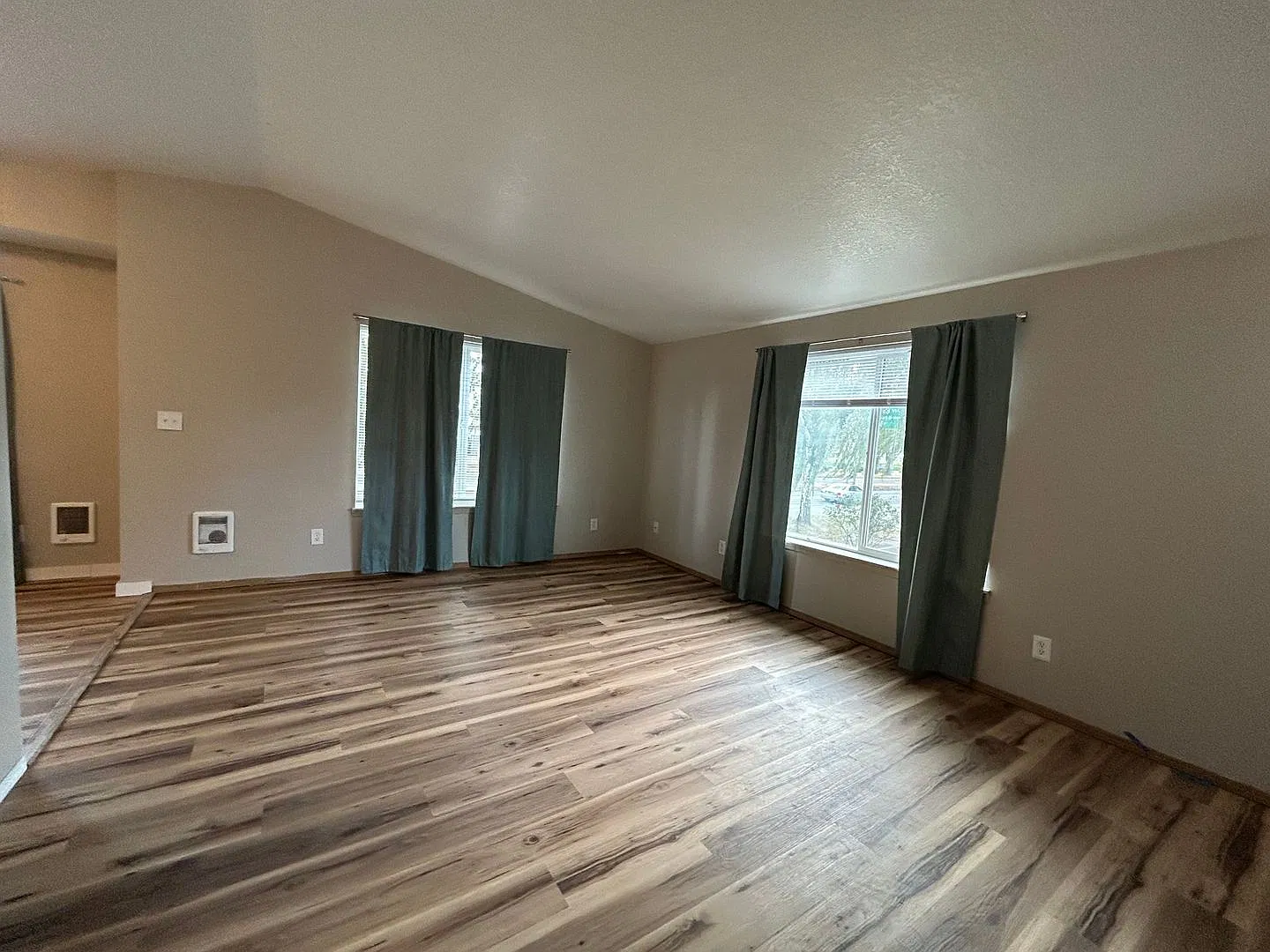 221-223 Oregon Way — Photo 2