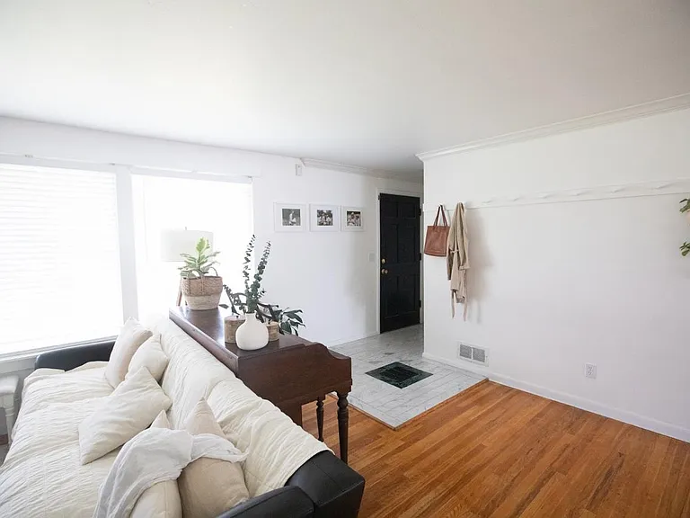 4019 S Olympic Way — Photo 5