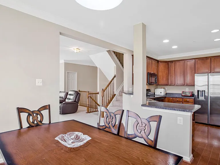 From casual mornings to dinners with friends, this kitchen-to-dining flow makes the space feel connected, comfortable, and easy to live in.