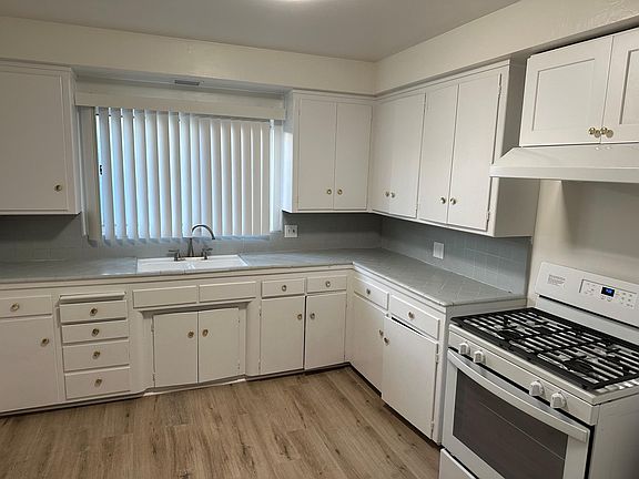 4th image of 850 N Acacia St #8