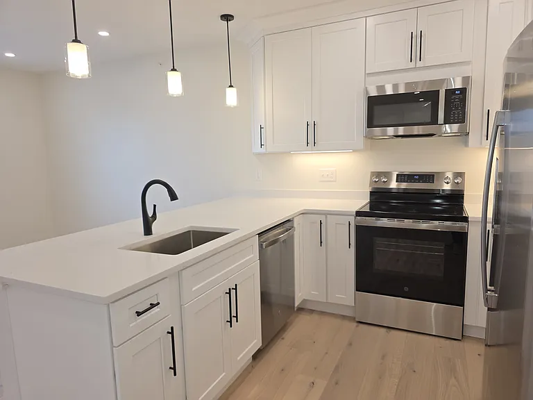 442 Main St #5 — Photo 5