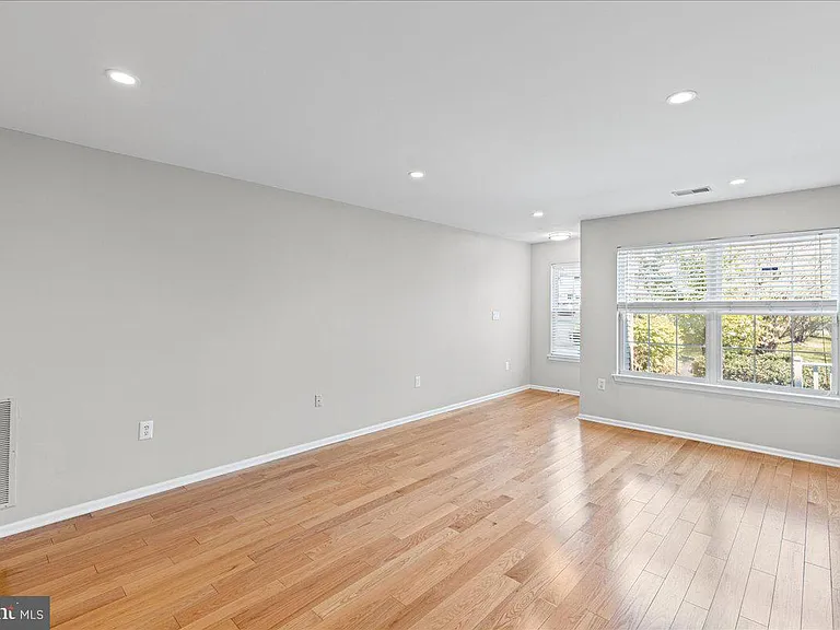 302 Wellington Park Dr — Photo 5