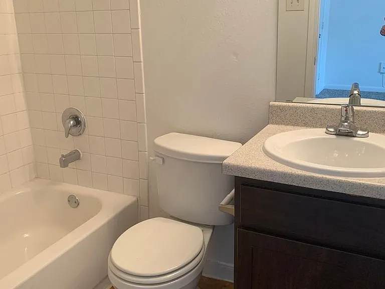 Emerald Cove Apartments — Photo 4