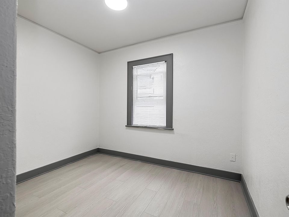 1st image of 211 N E St #10906139