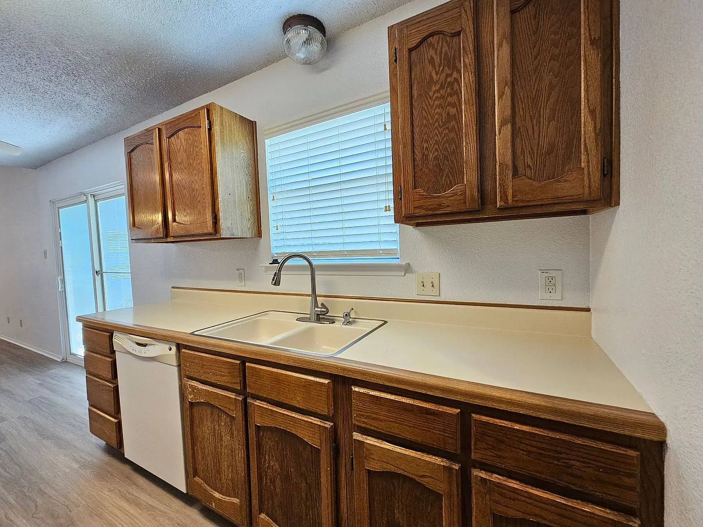 Huge Rent Reduction & Ready For Move-In! — Photo 3