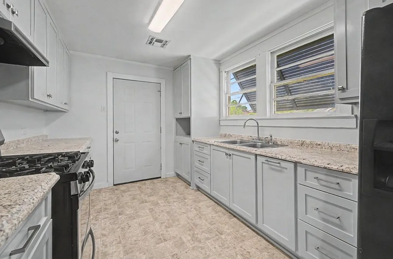 3 bed, 1010 sqft, $1,500 — Photo 2