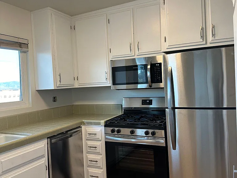 Staineless steel kitchen with gas oven and microvave