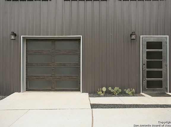 4th image of 821 E Park Ave