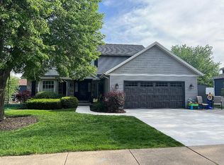 2305 Lindenwood Dr, Bettendorf, IA 52722