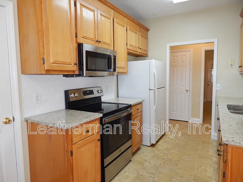 3 bed, 2.0 bath, 2087 sqft, $2,000 — Photo 2
