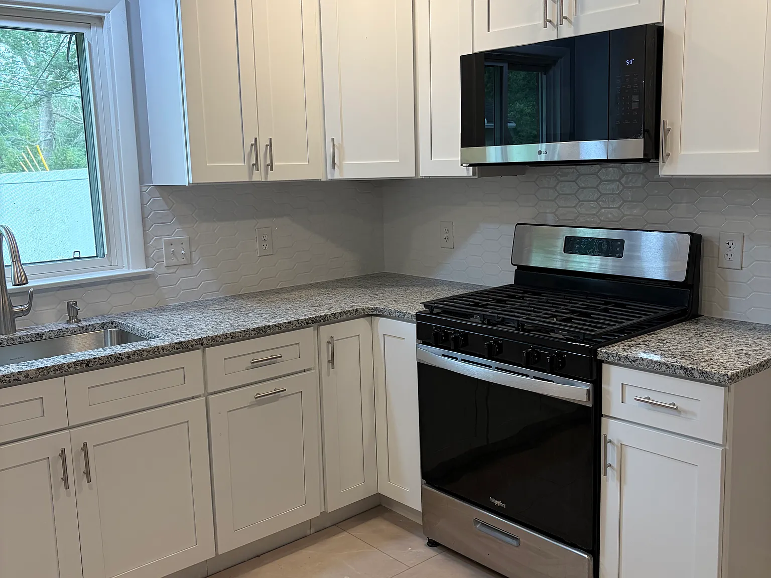 3 bed, 1170 sqft, $2,350 — Photo 3