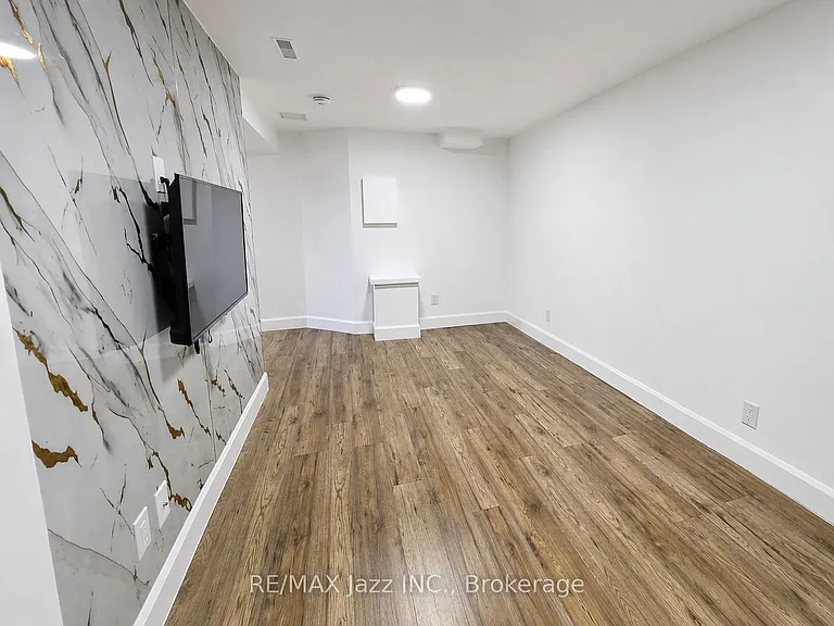 9 Maconnachie Pl #LOWER — Photo 6
