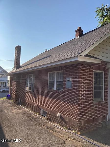 2nd image of 2354 Burdett Avenue