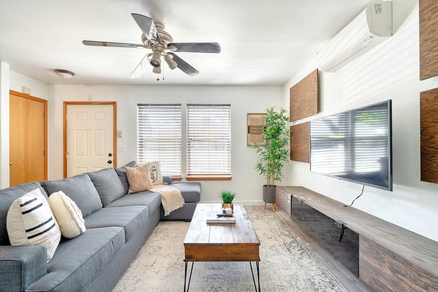 3 bed, 1.0 bath, 1248 sqft, $7,104 — Photo 2