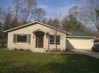 922 9th St, Waupaca, WI 54981