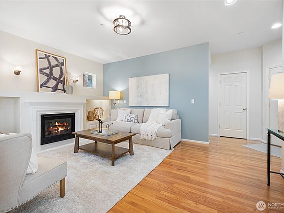 Spacious and beautifully updated home with 2,035 sq. ft. of comfortable living in Redmond Ridge.>