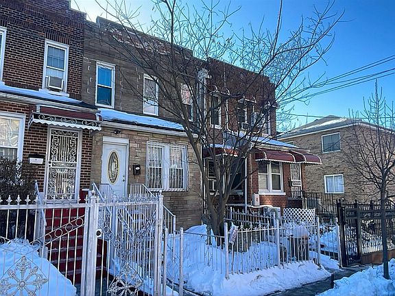3rd image of 916 E 221st St