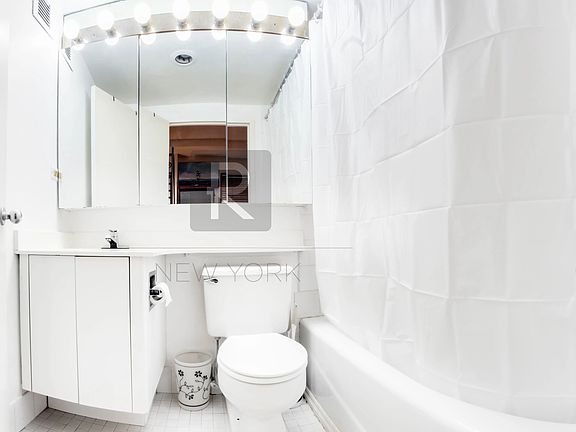 5th image of 150 W 51st St APT 1903