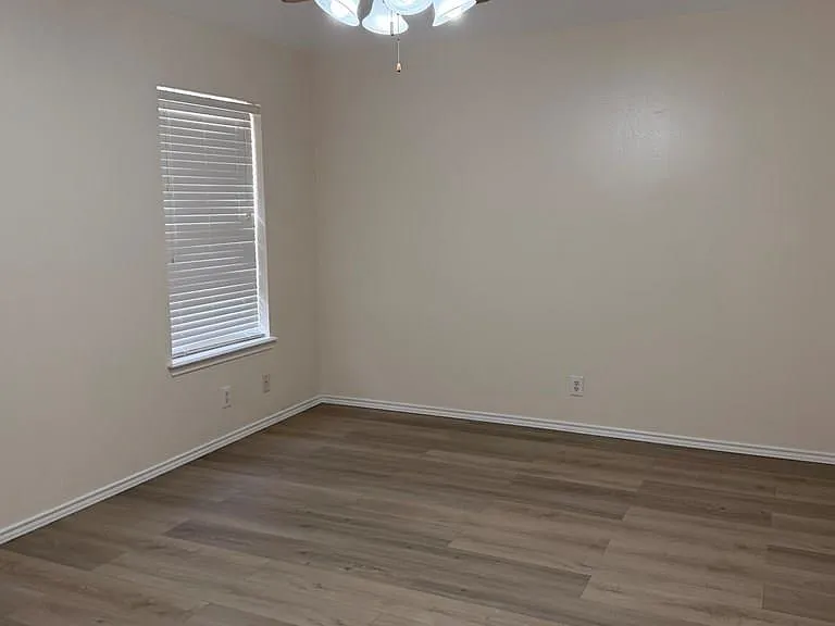 2034 Toluca Dr — Photo 10