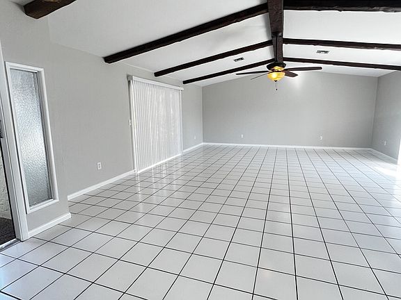 3rd image of 609 SE 23rd Pl APT 4