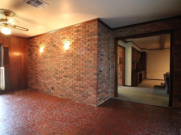 5th image of 2611 Birchwood Dr