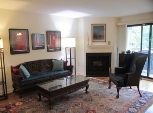 80 Cedar Rdg APT D, Lake Barrington, IL 60010