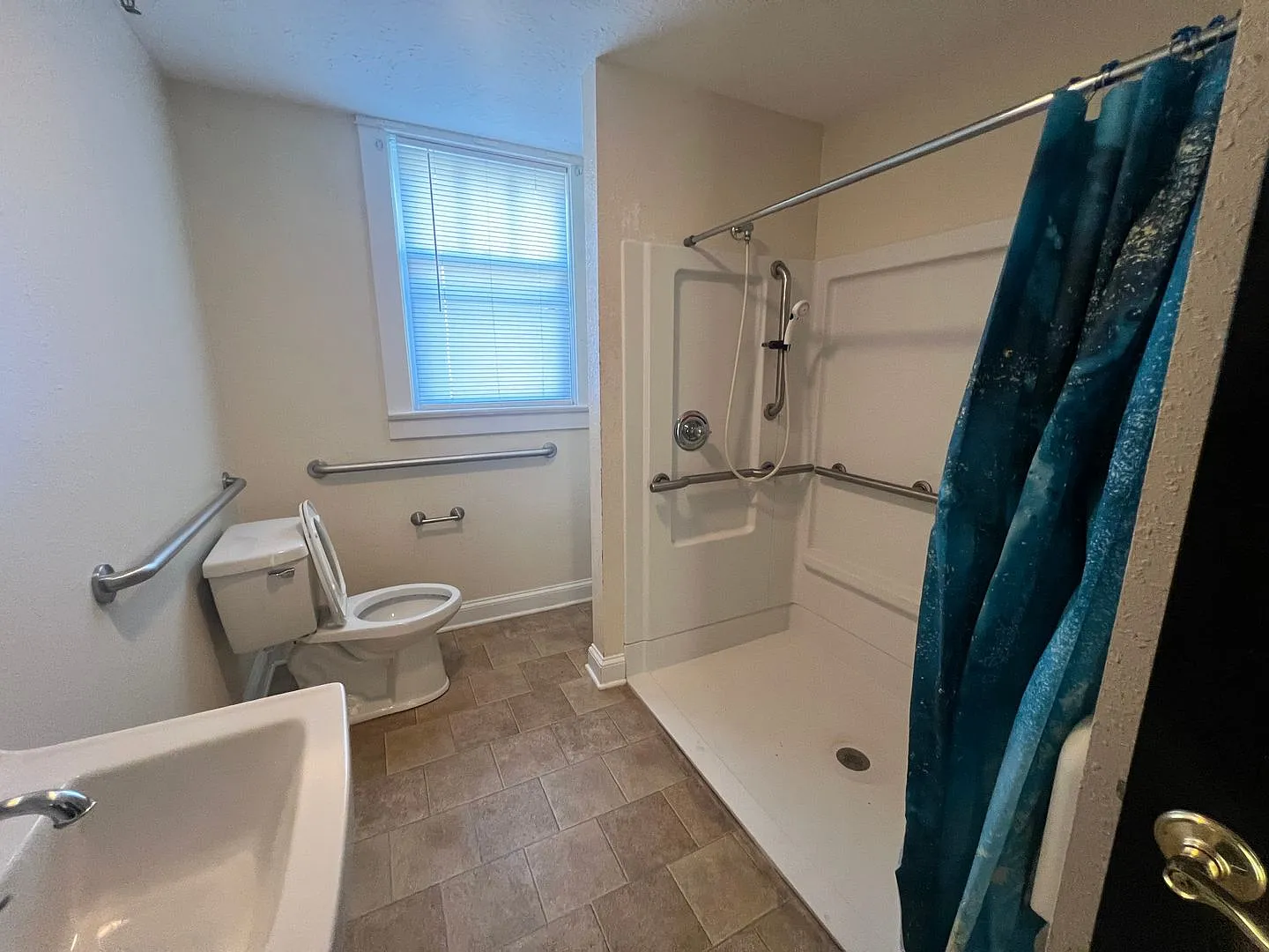 325 Charles Apts — Photo 3