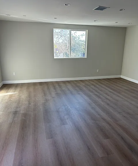 11945 Victory Blvd — Photo 15