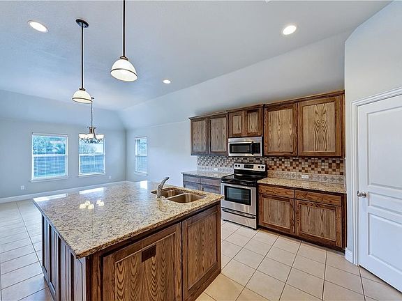5th image of 553 Sterling Dr