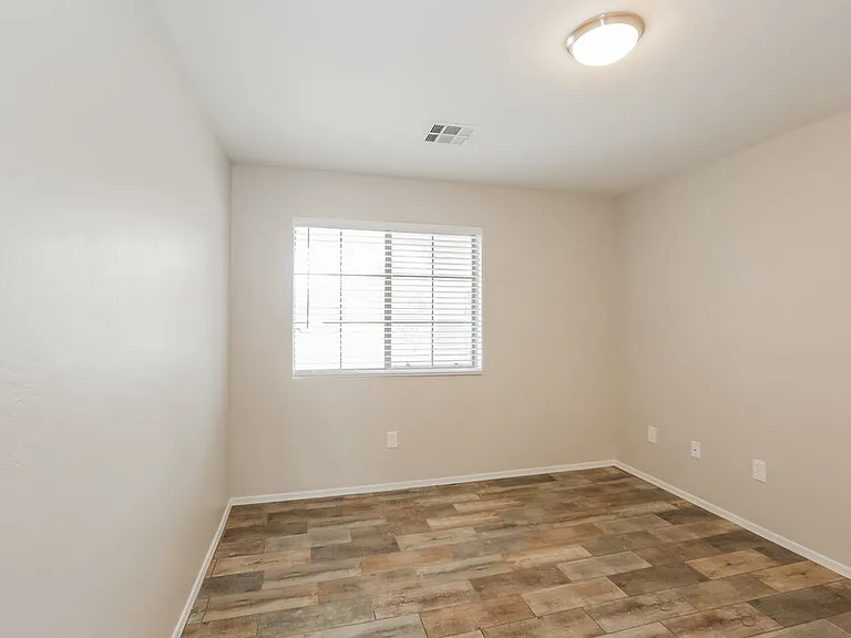 1114 E Fraktur Rd — Photo 12