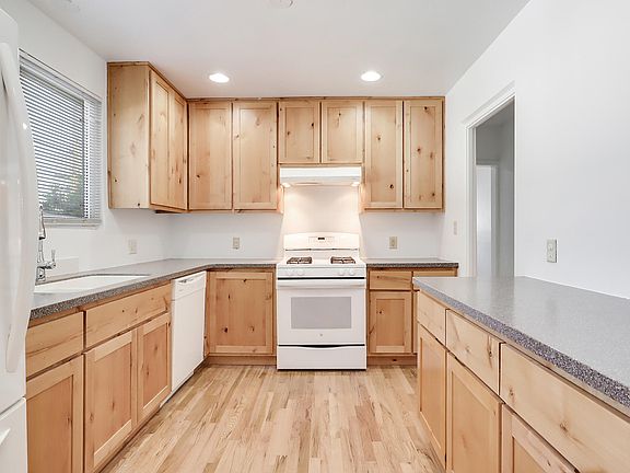2nd image of 521 Richmond Dr SE