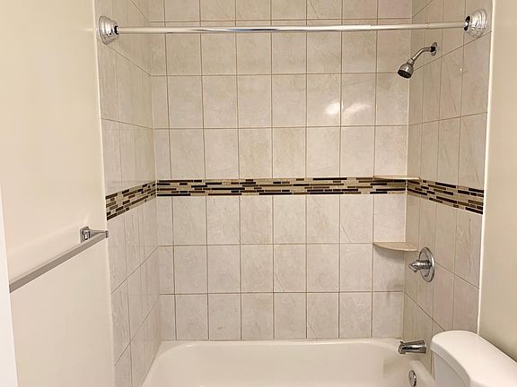 4th image of 2414 NE 25th Pl APT 8