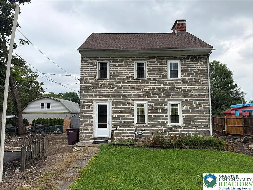 3 bed, 1.5 bath, 1836 sqft, $1,950 — Photo 1