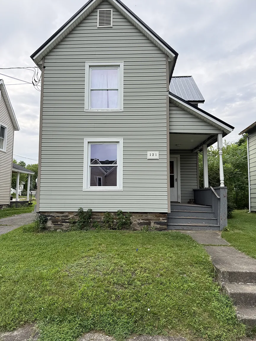 121 Sterling St photo 1