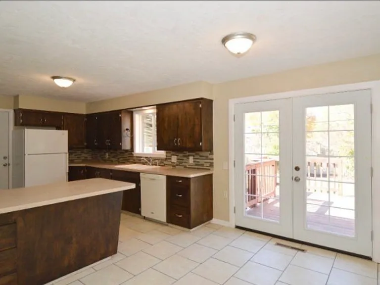 290 Lincoln Dr — Photo 3