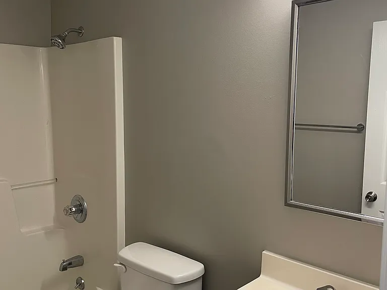 Nice bathroom with tub/shower combo