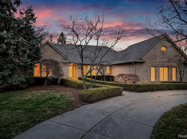 1100 Joshua Dr, Troy, MI 48098