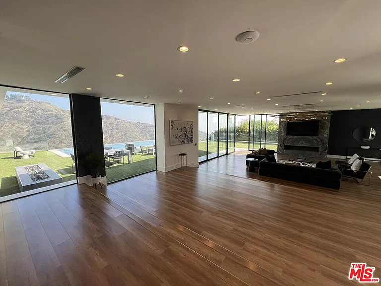 2110 Hercules Dr — Photo 13