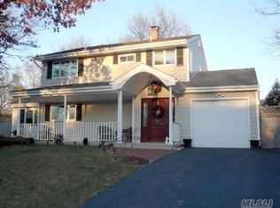 37 Marc Dr, Ridge, NY 11961