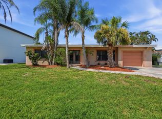 16306 2nd St E, Redington Beach, FL 33708